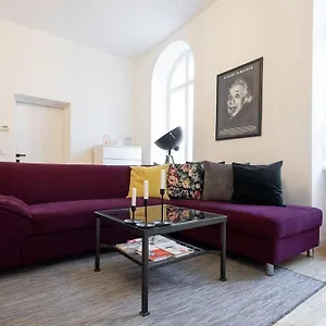 Charming & Authentic Flat - Central Located Appartamento